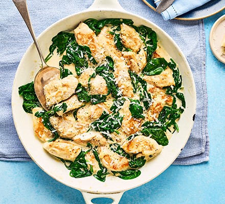 Creamy spinach chicken in a frying pan