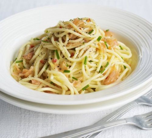 Bowl of spaghetti with smoked salmon and chives